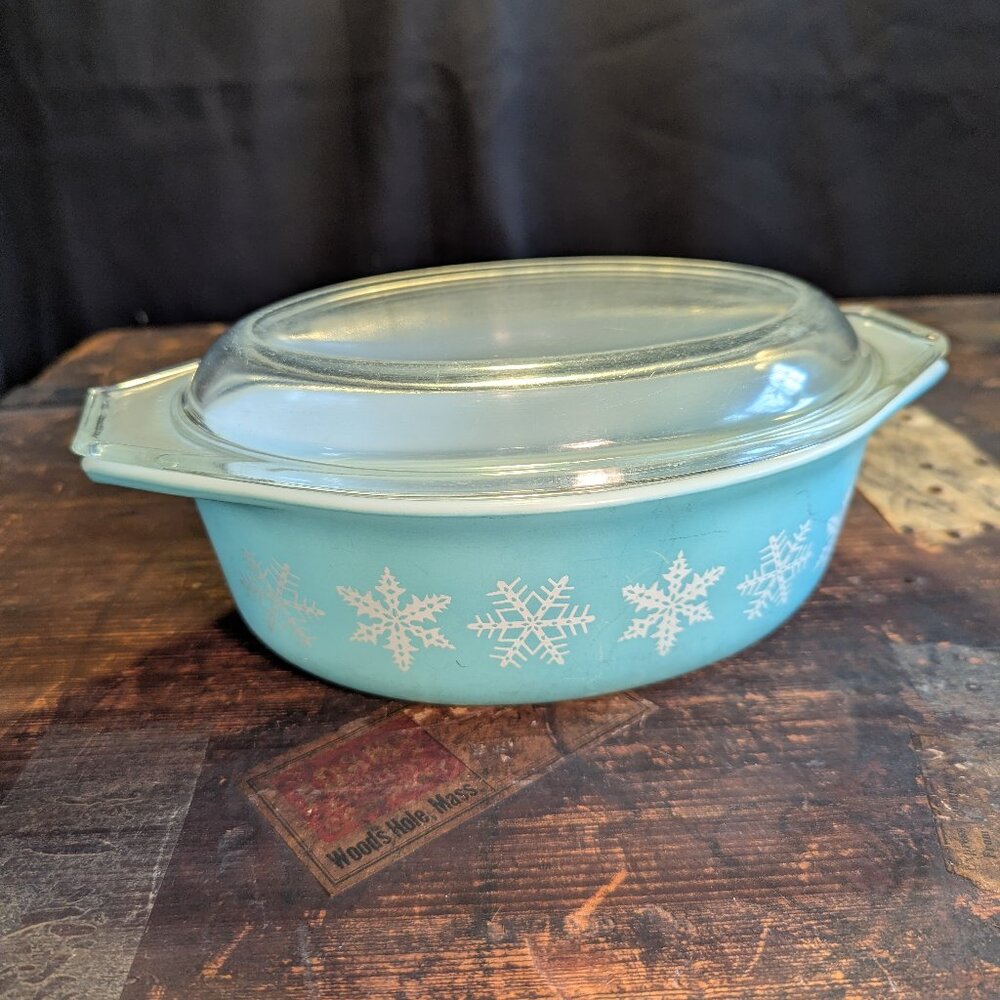 Vintage Pyrex "Snowflake Turquoise" milk glass casserole dish w/ lid 1  1/2 QT
